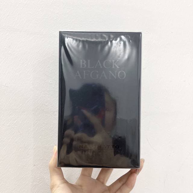 专柜品质 纳斯马图黑色烟草香水30Ml纳斯马图的黑色烟草应该有极少数人会喜欢吧我真的太爱这个后调了！属于木质香调，这是一只真正的重口香水个人感觉比较适合喜欢黑色