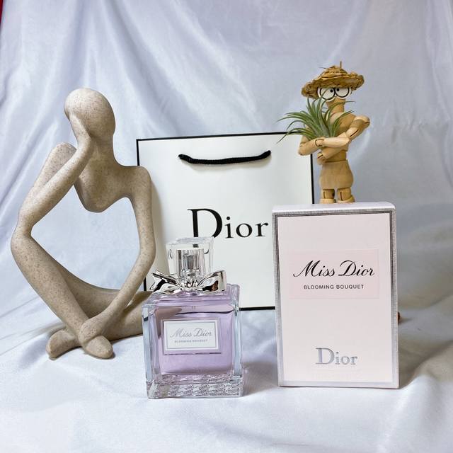 专柜品质 Dior迪奥小姐花漾甜心女士淡香水100Ml 香 调 花果香调 前 味 柑橘香调和西西里岛香橙精华 中 味 香气包括牡丹花香调 后 味 广藿香，白麝香
