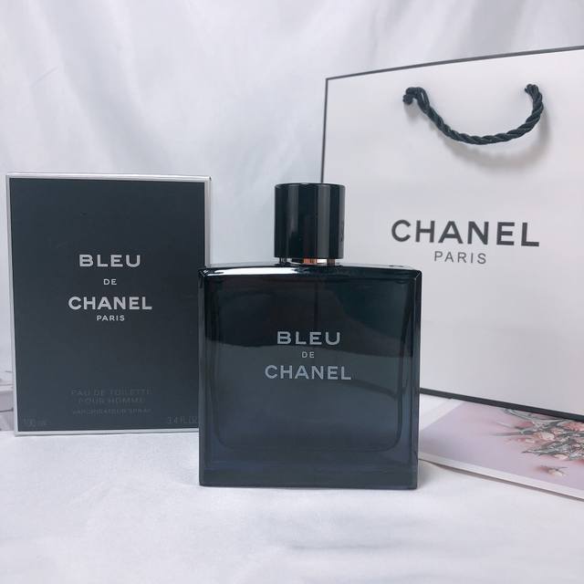 专柜品质 香奈儿蔚蓝男士Edt淡香水100Ml ，对版自动回位磁铁盖，香味：木质芳香调融合柑橘的清新果香与干琥珀雪松的浓郁气息，演绎感官享受的愉悦氛围。木质麝香