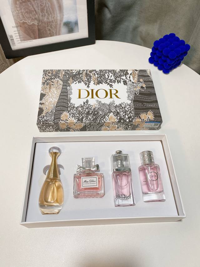 专柜品质 Dior 迪奥香水四件套，30Ml*4，每支带有独立喷头。渠道货源，每盒附防伪标识，支持扫码。套盒内含：迪奥真我香水迪奥甜心香水迪奥粉色魅惑香水迪奥J