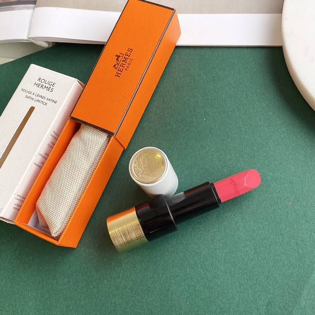 专柜品质 色号#40玫瑰色 盲选都可以的色号，粉里带着一点橘，真的是嫩到出水。绝对不会有荧光色的感觉。个人觉得比Tf白管07更好看，还更显嫩。干燥玫瑰色，简直太
