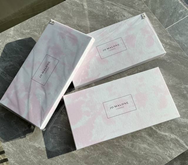 专柜品质 特殊渠道货源！祖马龙限量版21支装！现在市面上品质好的祖马龙香水很难搞到了，这批都是海关扣压处理的货，一般拿不到这种渠道的货，数量也不多，渐变粉色礼盒