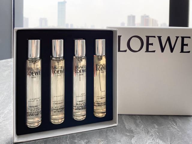 专柜品质 红遍全网的 Loewe事后清晨系列小样套装礼盒香水来了！香水套装里一共是四只各15Ml因为是整个系列的Alin包括了男香浓香淡香女香浓香淡香，携带方便