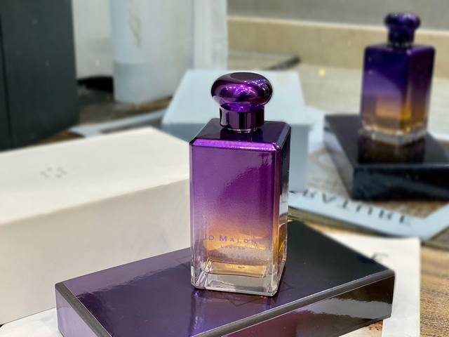 专柜品质 祖马龙香水紫罗兰与琥珀紫色渐变瓶 限量版 Ml！ 紫罗兰与琥珀-优雅高贵的紫色充满了神秘。 官方的介绍一在古老东方的神秘午夜英国花坛的 宠儿紫罗兰优雅