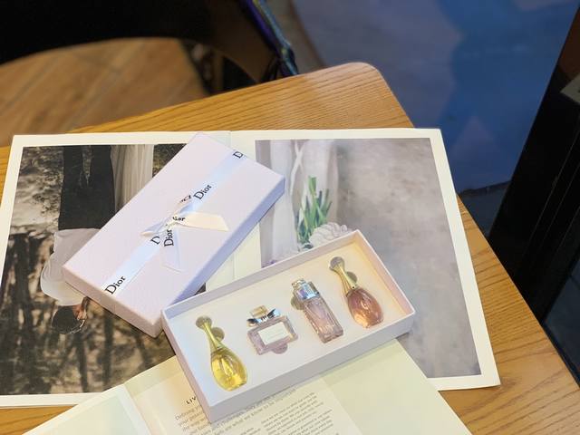 专柜品质 迪奥香水Q版套装 4支装的，迪奥香水Q版4件套，套装包含 真我浓香5Ml＋花漾甜心5Ml＋粉魅5Ml＋真我纯香女士香水5Ml 释放女人内心最真实的自我