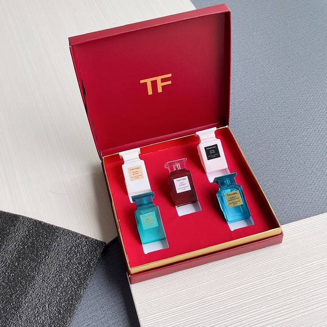 专柜品质 T家香水礼盒五件套来咯！包含味道：樱桃+带刺玫瑰+橙花油+橙花之水+阳光琥珀，超高性价比！绝对王炸礼盒 1樱桃香被称为行走的春药，落樱甜情真的是美少女