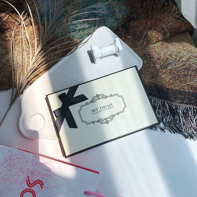 专柜品质 Dior 迪奥热卖款 香水小样五件套 礼盒装 配专柜手袋，送礼有面～ 套盒内含：迪奥魅惑清新甜心淡香小样5Ml+Dior小姐花漾甜心淡香5Ml*2，+