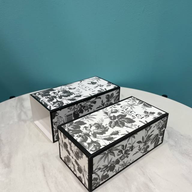 专柜品质 Gucci 古驰 花悦香水小样四件套5Ml ①花悦沁意 ②花悦绿意 ③花悦蜜意 ④花悦馥意 这个套盒觉得是香水控们必入的，让你不再每天重复单调的一个味