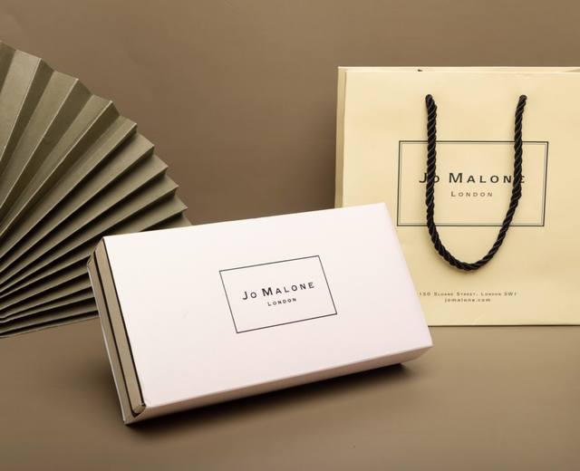 专柜品质 Malone祖马龙 年秘境花园系列 1.Yuja柚子 区别于之前常规款的葡萄柚，是新香。之前很多人也会把葡萄柚叫做柚子，但是跟这次出的新香是不同款。柚