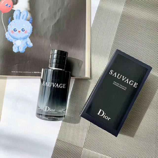专柜品质 Dior香水，男士香水推荐，香水推荐 Dior迪奥Sauvage男士旷野淡香水 送给阳刚的自己，送给年轻的那份狂野不羁！ 香水对于男性而言，就像彩妆对
