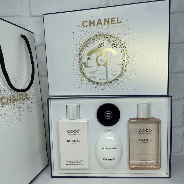 专 可配礼袋+中文标香奈儿Coco全身香氛四件套升级版！内含：身体乳200Ml，沐浴露200Ml，白色鹅蛋护手霜轻盈型50Ml，山茶花润唇膏10G。