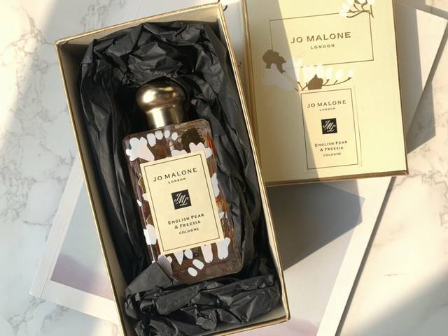 专柜品质 祖马龙香水｜英国梨与小苍兰｜祖 玛珑 Jo Malone London Ml 新年限定 最爱的一支果味香水,噗呲~刚喷岀来香昧迅速进入鼻腔的那一刻,像