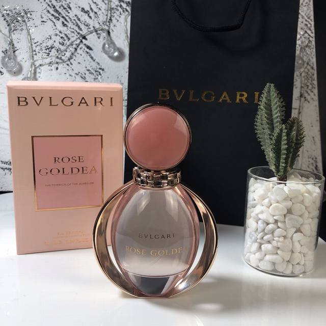 专柜品质 宝格丽玫瑰金漾Rose Goldea 黄金女神香水90Ml 香调：花香调 前味：石榴、玫瑰、麝香 中味：大马士革玫瑰精华、大花茉莉精华 后味：麝香、檀