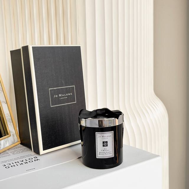 专柜品质 祖马龙乌木与佛手柑蜡烛 Jo Malone Oud & Bergamot 它是一种在吵吵嚷嚷香水到处飘的环境中飘出的一股令人心安的焚香。沉香木很温暖、