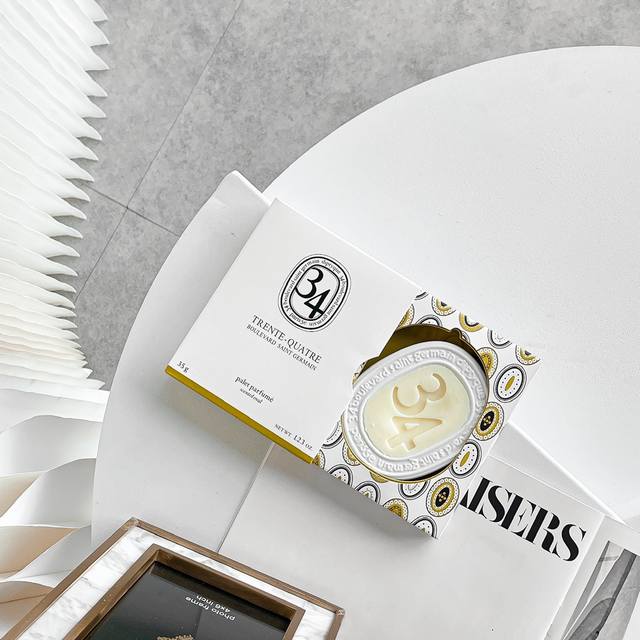 专柜品质 Diptyque夏天你需要一块香膏 圣日尔曼34号衣橱香挂 石膏雕制的精致轮廓，包裹香膏的外圈，34号的挂绳和其他味道的香膏挂绳略有区别， 其他款看到