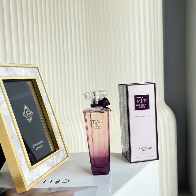 专柜品质 兰蔻午夜玫瑰，前调中调 兰蔻午夜玫瑰香水75Ml』法国女士香水 持久花果香调香氛，紫色瓶身宛若璀璨光耀的宝石，一朵紫色玫瑰悄然绽放于精美钻石切割的瓶盖