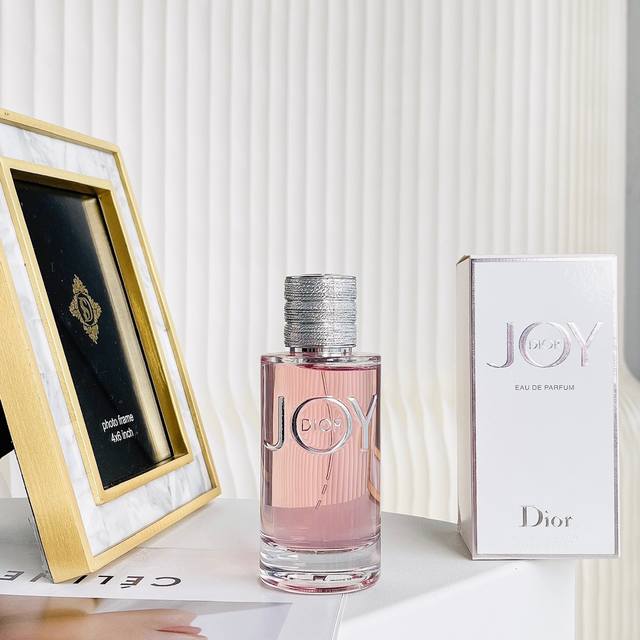 专柜品质 迪奥悦之欢系列新添一名成员 Eau De Parfum Intense。这是一款全新的香水，花香四溢，令人愉悦，散发出多方面的美丽。 散发耀眼光芒的多