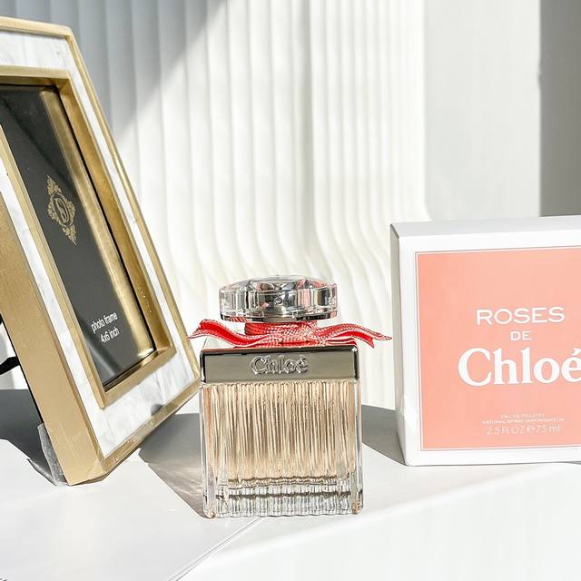 专柜品质 Chloe 蔻依克洛伊Rose 典雅玫瑰女士持久淡香水， 前味：玫瑰、佛手柑 中味：大马士革玫瑰精油、玉兰花 后味：白麝香、龙涎香 粉色蝴蝶结 不会觉