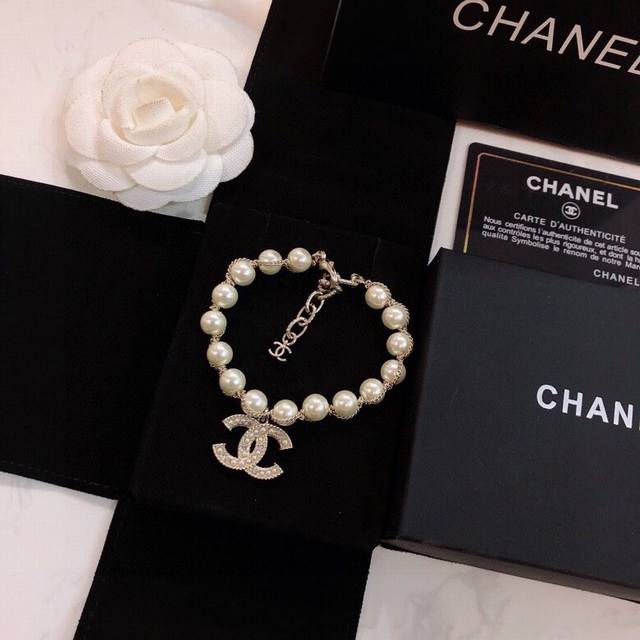 Chanel香奈儿热销款大牌香奶奶精致手链双C双手工镶珠镶钻手链由珍珠串成超级显白哦夏天即将来临是时候露出你美腻的手了精致的你值得拥有哟