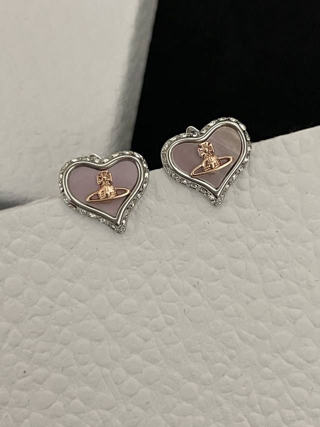 高品质 细节如图 粉银 Vivi爱心耳钉 宝宝，什么是快乐星球，来，这就是快乐星球！绝美爱心土星耳钉，粉贝+银色，灰贝+银色，重磅推荐闭眼入准没错！纯粹王冠球是