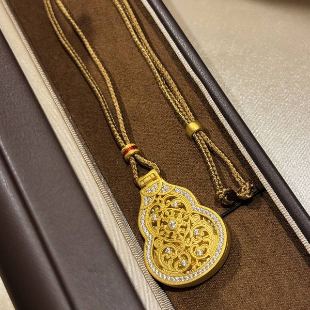 A6067 纯银古法黄金工艺 葫芦 可开盖 财神爷 拉丝磨砂葫芦 金丝绳项 葫芦自古就有“福禄吉祥”的寓意 财神爷招财进宝 高端 925银精工 修饰脸型，很气质