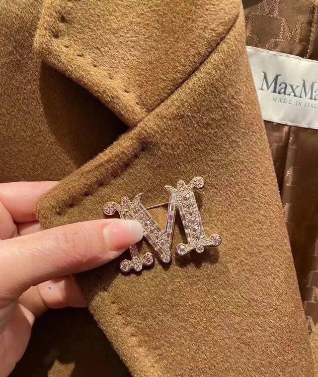 Maxmara麦丝玛拉今年新款的胸针好美呀Acc今日分享一款“M”满钻胸针，这款可是标志性的哦，既美观又不夸张，搭配毛衣大衣西装都是绝配，关键这么亮闪闪的钻性价