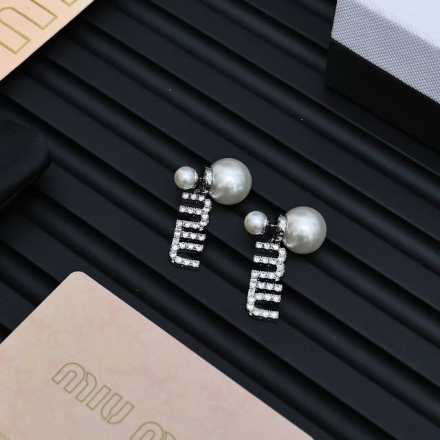 Miumiu 珍珠字母耳环 夏日里的俏皮时尚单品 轻奢小众风格耳环 简约字母 设计感 美感十足 造型设计 精致时尚