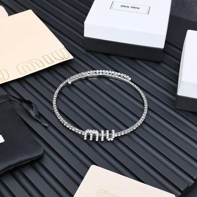 Miu Miu 字母项圈最适合日常搭配～ Miumiu缪缪 满钻 Bling Bling原版黄铜五金点缀晶钻 个性复古又不失奢华又有女人的性感魅力 必入！