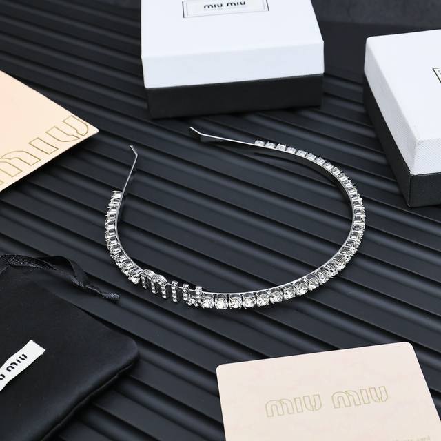 Miu Miu 字母满镶水晶发箍 简排约钻的设计+Miu字母，镶嵌全水晶，超级无敌璀璨耀眼仿佛坠落人间的公主，闪闪水钻发箍谁不爱，直接彻底沦陷，Blingbli