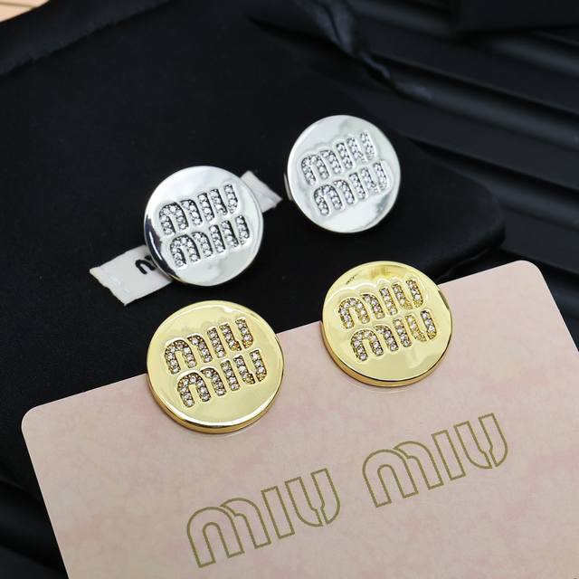 Miumiu 缪缪 满钻圆饼耳钉 夏日里的俏皮时尚单品 轻奢小众风格耳环 简约字母 设计感 美感十足 造型设计 精致时尚