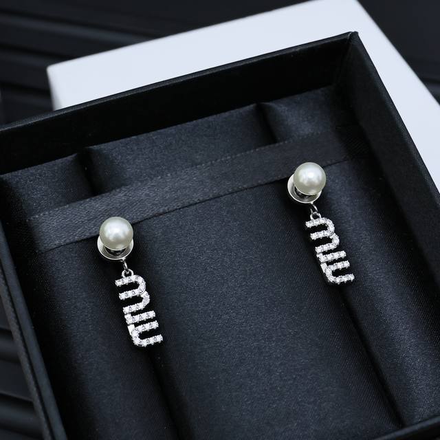 Miumiu 珍珠字母耳钉 夏日女孩专属高级质感 字母与珍珠完美结合在一起，钻石的璀璨光芒和珍珠的细腻光泽，在夏日的阳光的照耀下格外迷人