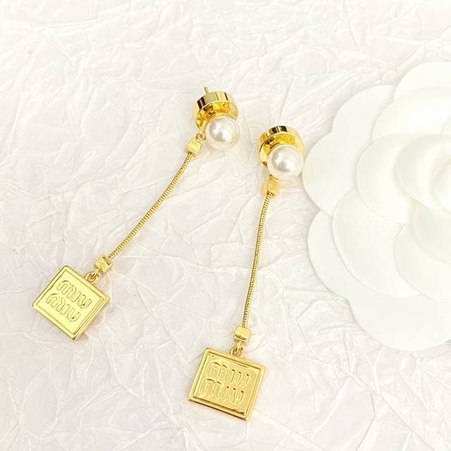 编码E2663 Miumiu耳钉热销款爆上新 Miumiu珍珠方块链条流苏长耳环 链条吊坠刻字方块 精致感满满～优雅大方又贵气日常佩戴超好看！