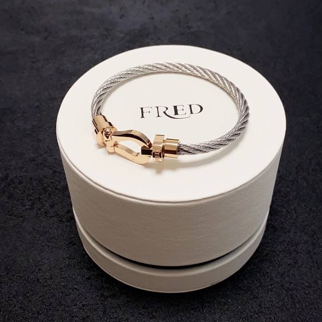 新品发布火爆费雷德 Fred 马蹄扣中性款高品质玫瑰金扣头手链手镯！大牌 时尚 精致Force 系列手链高端定制～亚金微电镀18K金工艺 精工马蹄扣头手镯！上手