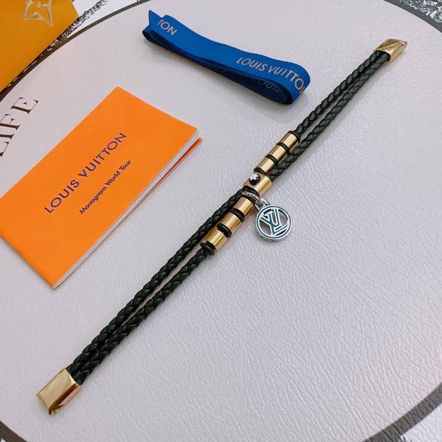 高品质Lv路易威登牛皮手绳手链原单货专柜新款开模复古潮流时尚必备 男女均可佩戴 情侣款同款 摇滚朋克泰银风格 复古元素蓝色低调奢华 潮流百搭 官网同款手镯最新款