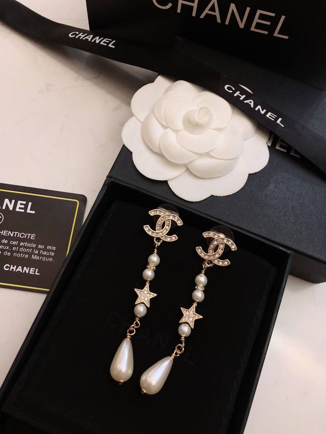 香奈儿Chanel 原单新品 小香双C圆形珍珠耳钉耳环 高端品质，专柜1:1开模，专柜原版同黄铜材质！高级925银针防过敏处理，Cnc工艺，细节无可挑剔，百搭不