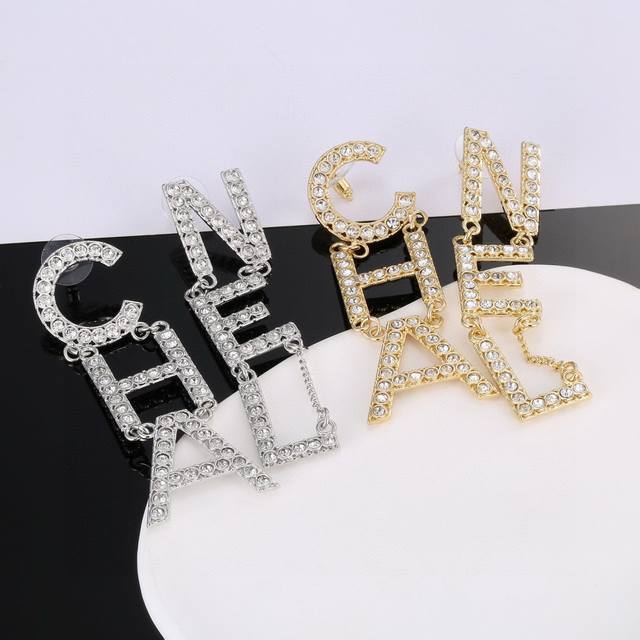 Chanel香奈儿字母耳钉 耳环热销款 市面最高版本！专柜1:1款式开模 925纯银针 专柜原版同亚金材质！小香经典Logo香奈儿耳吊 女神必备 超级显瘦耳钉
