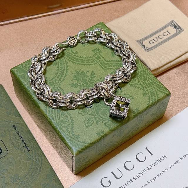 最新出炉 Gucci古驰手链最新款的经典款 精致无论款式 质感 都是绝对的顶尖Feel 只要看一眼就懂了 原版Logo 超 Nice 搭配衣服最佳的选择，男女同