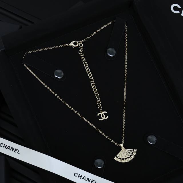 Chanel 25A早秋杭州秀款中国风扇子项链 超有质感 时髦精必备单品 百搭单品