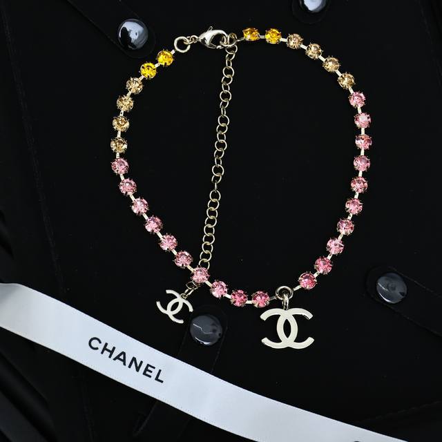 Chanel彩钻项链 来袭夏日少女心 糖果般的彩虹渐变色，简直不能更梦幻啦 1糖果色系，甜美升级; 2彩虹渐变，梦幻感满满; 3夏日搭配，清凉又吸睛。