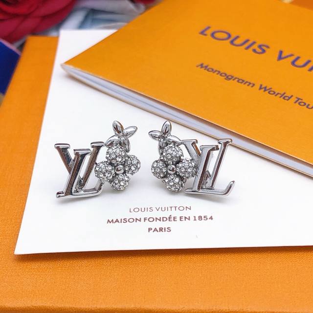 编号Led0108 Lv*最新款银色花朵耳钉 一致Zp黄铜材质