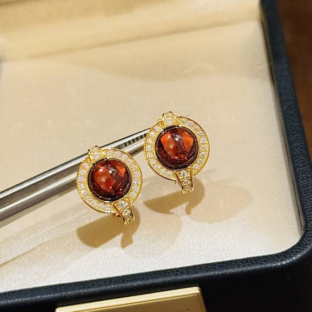 A5741 中古系列 复古风 琉璃 红宝石 排钻耳拍 立现惊喜 非常精工 选取天然红色琉璃石 搭配S925纯银材质 表层电镀真金层 保色持久 不过敏不氧化 纯银