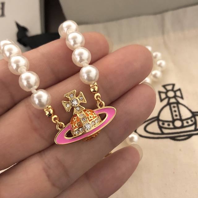 Viviennewestwood 西太后项链宝宝，什么是快乐星球，来，这就是快乐星球！绝美粉色项链重磅推荐，一定要入，闭眼入准没错！纯粹王冠球是经典的象征，闪耀
