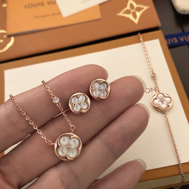 精工版本 路易威登 Lv手链 经典圆形天然白贝母钻石Lv项链！真心美哭时尚与女人味并存的设计，电镀18K金工艺 专柜版本 一比一质量 圆形金属外边，镶嵌天然白贝