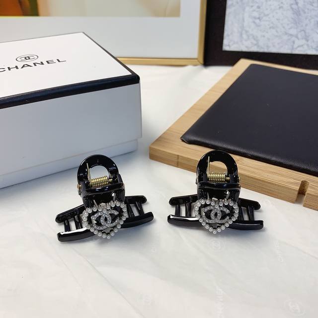Chanel小香 Chanel发夹 爱心珍珠Logo抓夹韩版小边夹 精致小仙女必入单品 宝藏款 闭眼入推荐款 一对0603516076