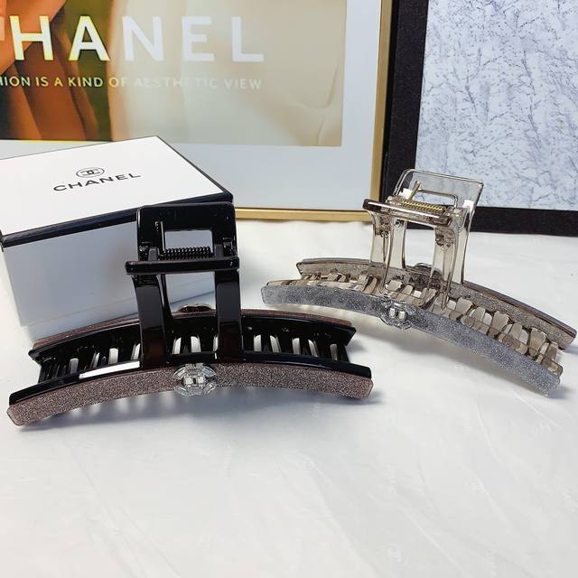 Chanel小香 Chanel发夹 醋酸捷克钻抓夹 气质百搭 日常精致小单品 小仙女必入单品 宝藏款 闭眼入推荐款 单个04016878070配发箍盒