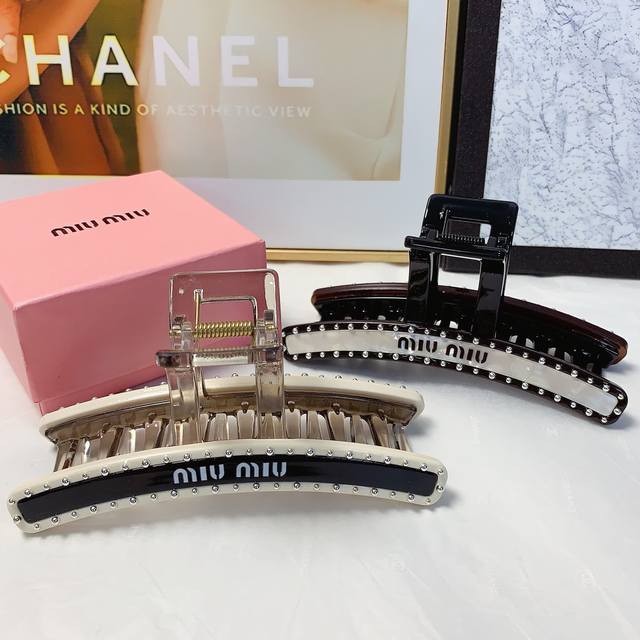 Miumiu缪缪 Miumiu发夹 重工款手工铆钉醋酸抓夹 气质百搭 日常精致小单品 小仙女必入单品 宝藏款 闭眼入推荐款 单个04016878096配发箍盒