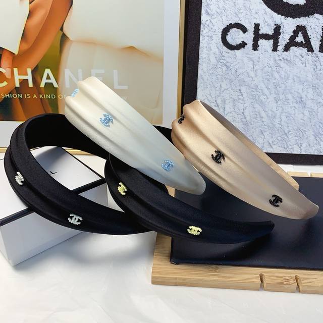 Chanel小香 Chanel发箍 宽版轻奢风发箍气质百搭小仙女必入单品名媛风十足～宝藏款 闭眼入推荐款 单个0401319070