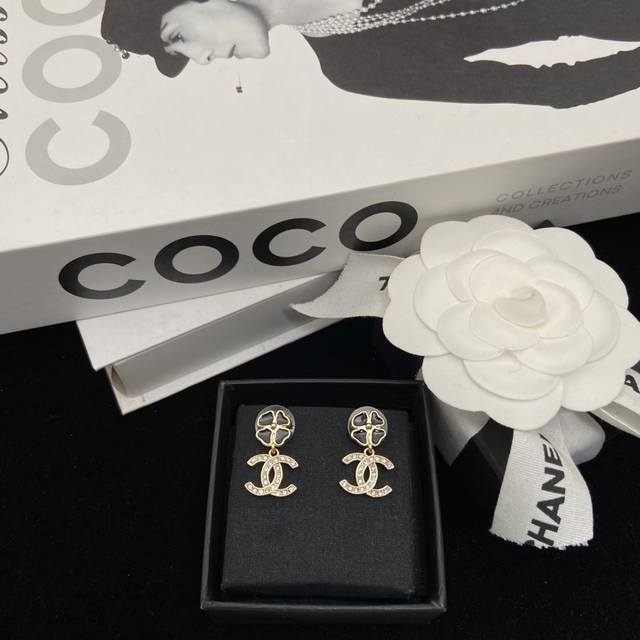 香奈儿四叶草珐琅双C耳钉 浅金色双C点缀小小一朵幸运草 超级可爱很适合日常佩戴