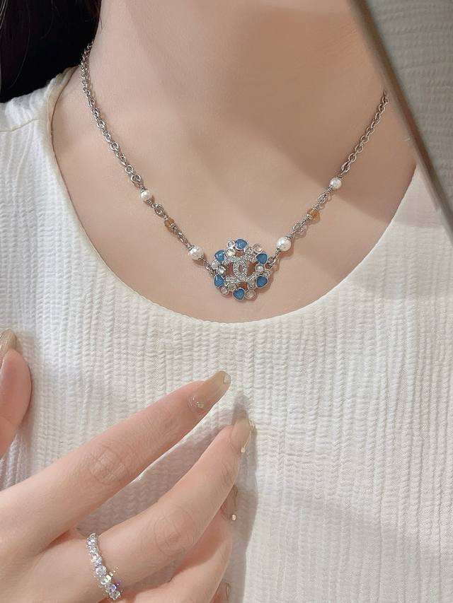 250099 我们出品 预售月底出货，Zp8190，最新系列量大咨询客Fu 香 蓝心花朵双C项链 知道这系列美，没想到美的出众蓝心+粉+水钻，简直神仙搭配呀，非