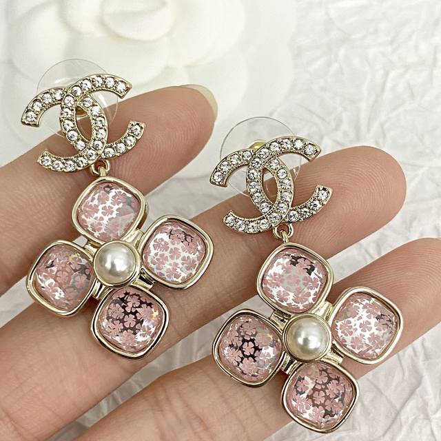 编码E2650 0267825 香奈儿耳钉热销款爆上新 Chan 24 双C吊坠四叶草耳钉 晶莹剔透的四叶草造型，内里镶嵌粉色四叶草，阳光下Bling Blin